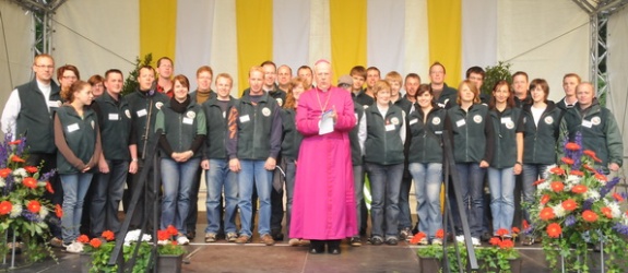 Weihbischof Grothe mit den Helfern der KiWa 2009